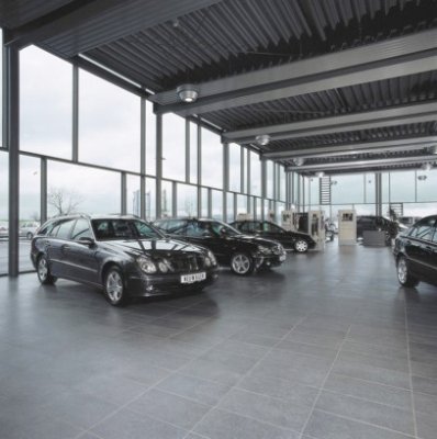 Un showroom Mercedes se milogeşte după un angajat